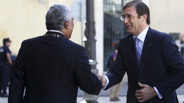 Passos cumprimenta António Costa numa cerimónia do 5 de outubro, quando o atual primeiro-ministro ainda era autarca