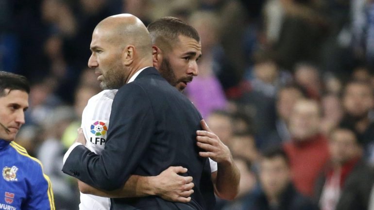 A Federação Francesa de futebol decidiu afastar Karim Benzema da seleção, na sequência do envolvimento do avançado 'blanco' num caso de chantagem, de cariz sexual