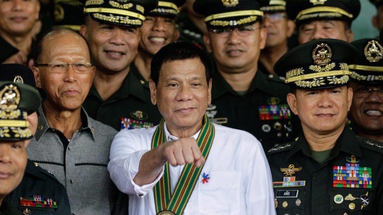 A principal prioridade do Presidente filipino é erradicar as drogas ilegais da sociedade pelo que &quot;massacrará com gosto&quot; três milhões de toxicodependentes