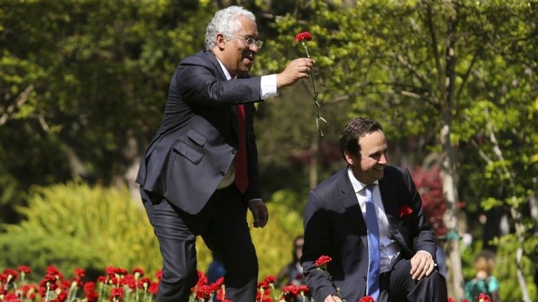 António Costa com Fernando Medina no dia em que anunciaram a abertura dos jardins de S.Bento ao público