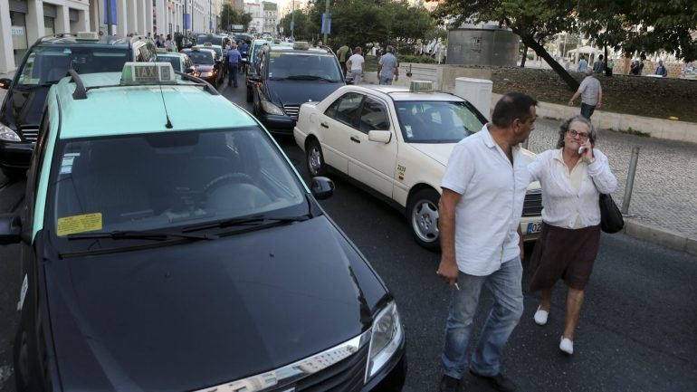O setor do táxi marcou o protesto para contestar a atividade das plataformas online Cabify e Uber