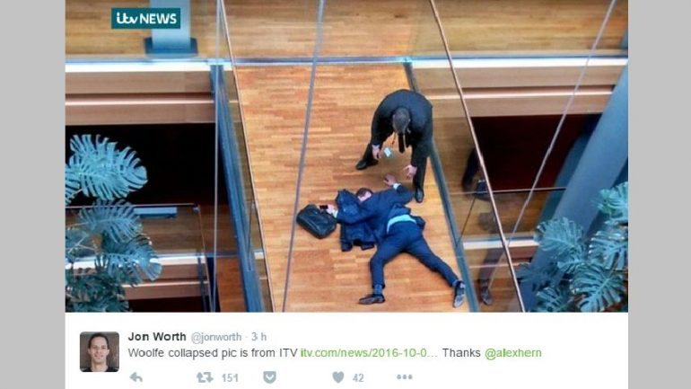 A ITV divulgou uma fotografia do momento em que Steven Woolfe perde os sentidos e cai prostrado no chão