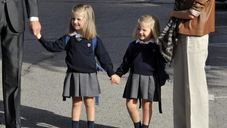 As princesas Leonor e Sofia, filhas dos reis de Espanha, com o seu uniforme escolar
