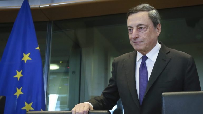 O BCE tem em vigor até março de 2017 um programa de compra de dívida pública e privada no valor de 80 mil milhões de euros mensais