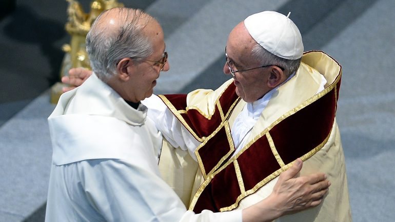 Adolfo Nicolás, até agora o Superior Geral dos jesuítas, com o Papa Francisco, também ele membro dos jesuítas