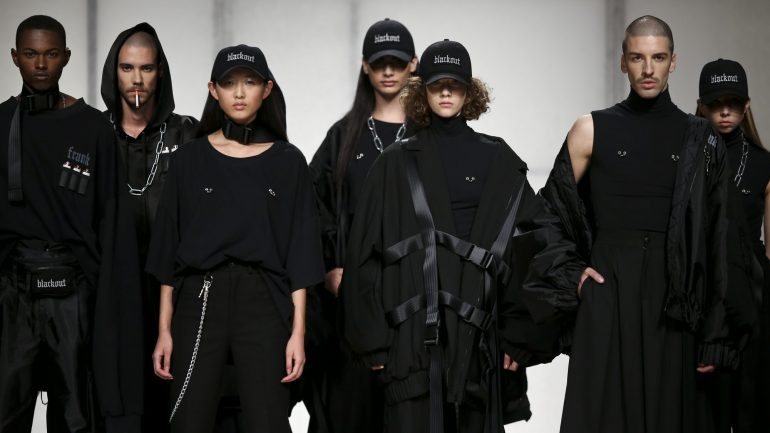 João Barriga, de 22 anos, concorreu com uma coleção para homem e mulher, com roupa &quot;toda preta e oversized&quot;.