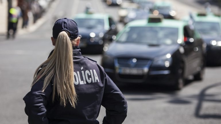 Os cidadãos que optem por se deslocar de carro vão encontrar vários polícias a informá-los as alternativas aos percursos habituais