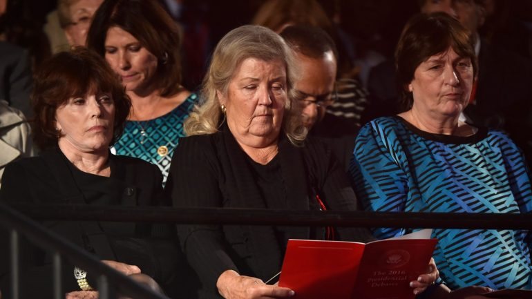 Kathleen Willey (esquerda) e Juanita Broaddrick (meio) acusam Bill Clinton de violação. Kathy Shelton (direita) foi violada quando tinha 12 anos e o seu agressor foi defendido em tribunal por Hillary Clinton, então com 27 anos
