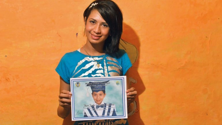 Gabriela Espionosa nasceu rapaz e posa com uma foto da sua infância. Na altura chamava-se Jhon Janer Quintero Espinosa.