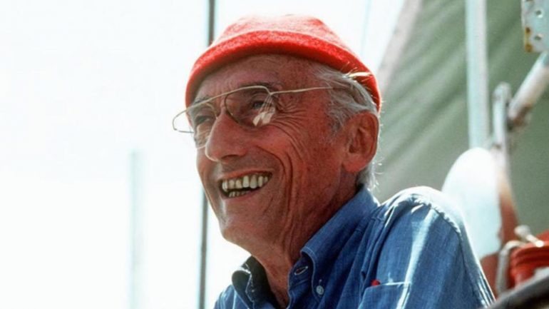Jacques Cousteau com o seu famoso gorro de lã vermelho.