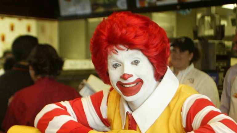 A cadeia de fast-food decidiu que vai ter uma presença mais discreta devido ao fenómeno dos palhaços aterrorizadores