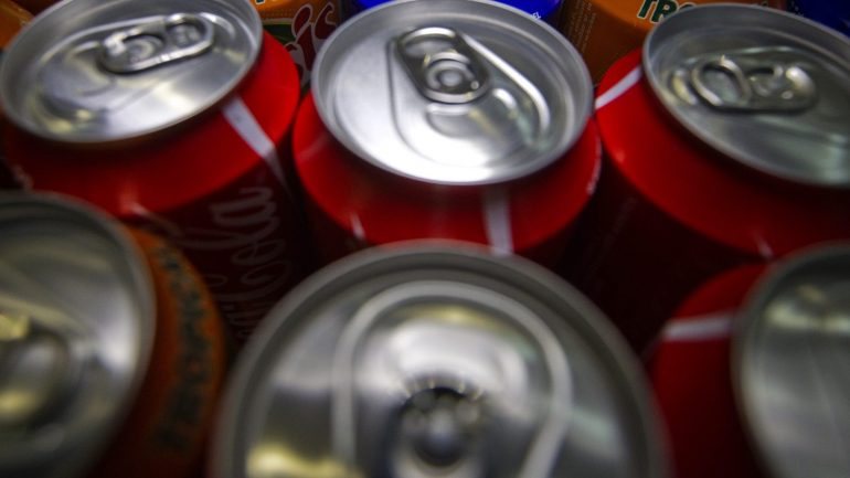 Uma lata de Coca-Cola (de 33 cl) -- que tem 106 gramas de açúcar por litro -- terá um acréscimo de cinco cêntimos por via deste novo imposto
