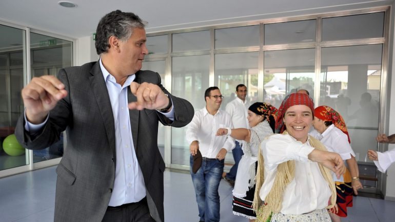 Vasco Cordeiro (PS) dança com utentes durante uma visita ao centro de atividades ocupacionais, em Vila Franca do Campo, na Ilha de São Miguel