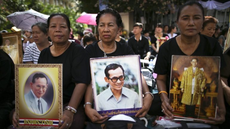 Bhumibol Adulyadej era considerado o único &quot;cimento&quot; de uma nação muito dividida politicamente