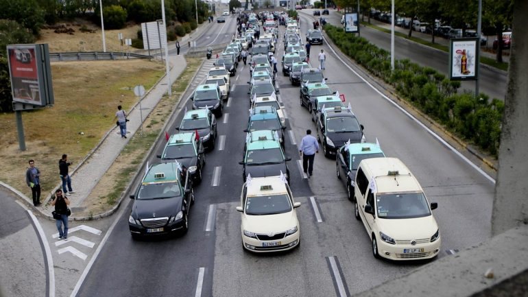 Taxistas durante a marcha lenta contra plataformas como a Uber, a 10 de outubro de 2016