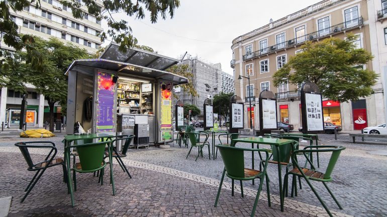O quiosque está neste local desde 2002, depois de a Câmara Municipal de Lisboa ter lançado um concurso para &quot;pessoas deficientes ou socialmente carenciadas&quot;