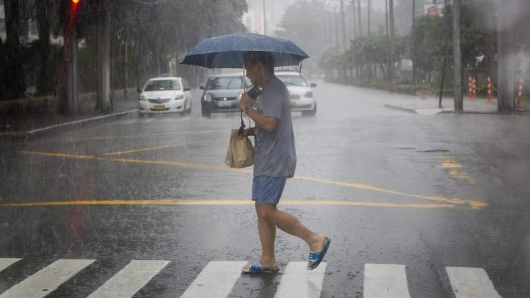 O tufão pelas 15h00 localizava-se a aproximadamente 480 quilómetros a su-sudoeste de Macau, e seguia rumo à ilha chinesa de Hainão, a uma velocidade de 20 quilómetros por hora