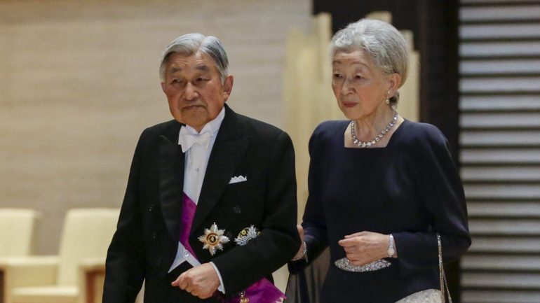 Chegou ao trono aos 55 anos, a 7 de janeiro de 1989, após a morte do pai, o imperador Hirohito