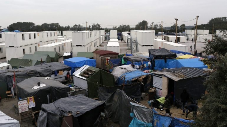 Existem entre entre 5.684 e 6.486 imigrantes no acampamento de Calais, no norte de França
