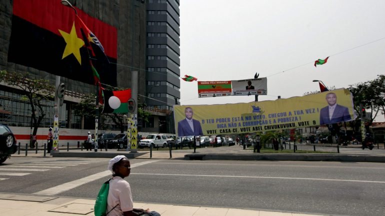 O chefe da diplomacia angolana desloca-se a Kinshasa para assistir à assinatura do acordo político entre a República Democrática do Congo e a Sociedade Civil