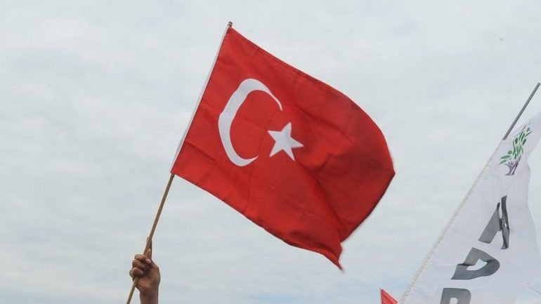 No último ano, a Turquia foi atingida por diversos ataques terroristas, relacionados com o Estado Islâmico e com o PKK