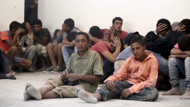 Número de crianças que chegam sozinhas a Itália, em barcos sobrelotados de migrantes, atinge números alarmantes