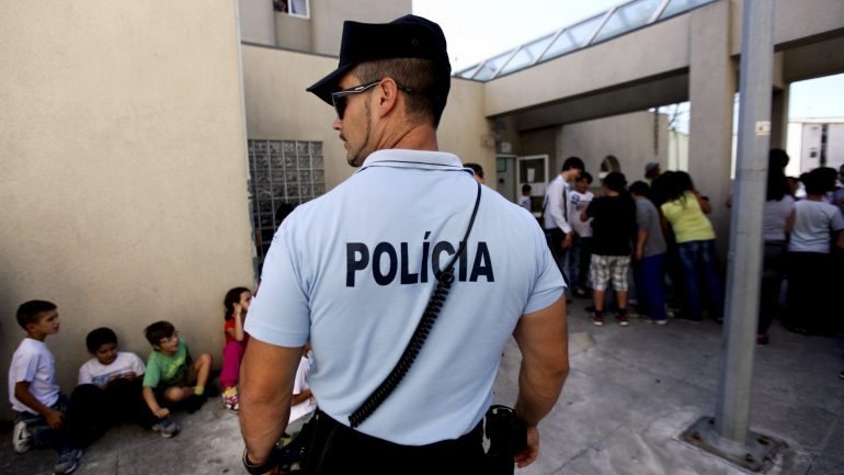 A PSP do Porto anunciou hoje ter constituído arguida uma suspeita de 42 anos no âmbito de uma busca domiciliária efetuada em Matosinhos, numa operação de combate aos crimes de burla e falsificação de documentos.