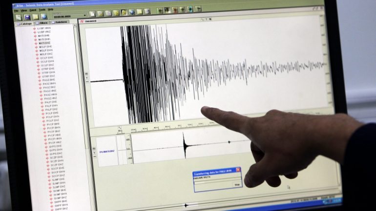 O terramoto começou por ser avaliado com uma magnitude de 6.8, que foi logo depois revista em baixa, pelo instituto, para 6.5