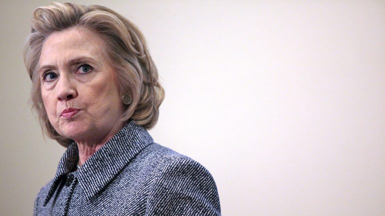 Em julho, o diretor do FBI recomendou que não se fizessem acusações criminais contra Clinton