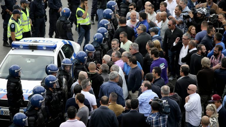 Durante o protesto dos taxistas, a PSP deteve dois homens junto à Rotunda do Relógio e outro junto ao aeroporto de Lisboa