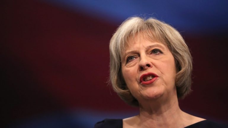 Theresa May anunciou que o Reino Unido irá acionar o artigo 50.º do Tratado de Lisboa até março de 2017