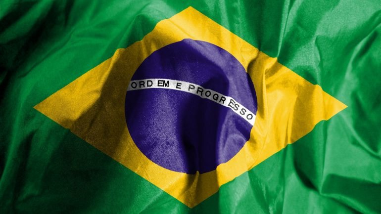 Taxa de juro do Brasil é cortada, pela primeira vez em quatro anos, para 14%