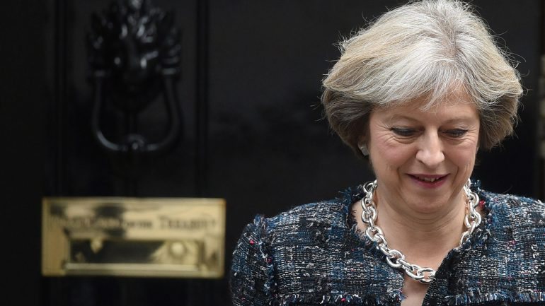 Primeira-ministra britânica apela a resposta unida da UE contra a Rússia, sobre os ataques à Síria