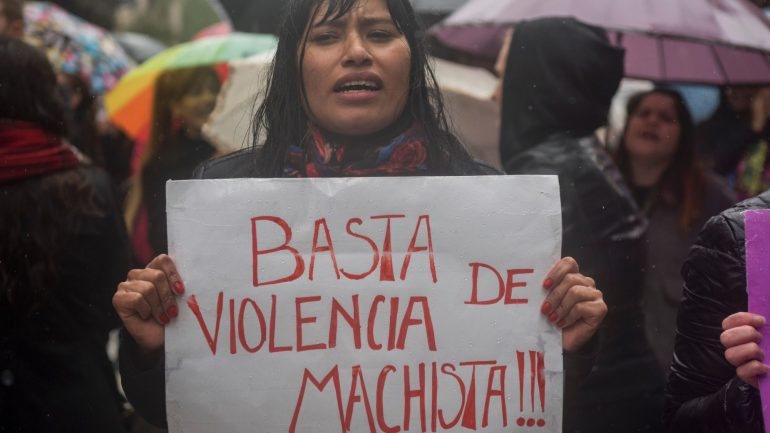 Na Argentina, dezenas de milhares de pessoas saíram à rua em protesto contra a extrema violência em mulheres