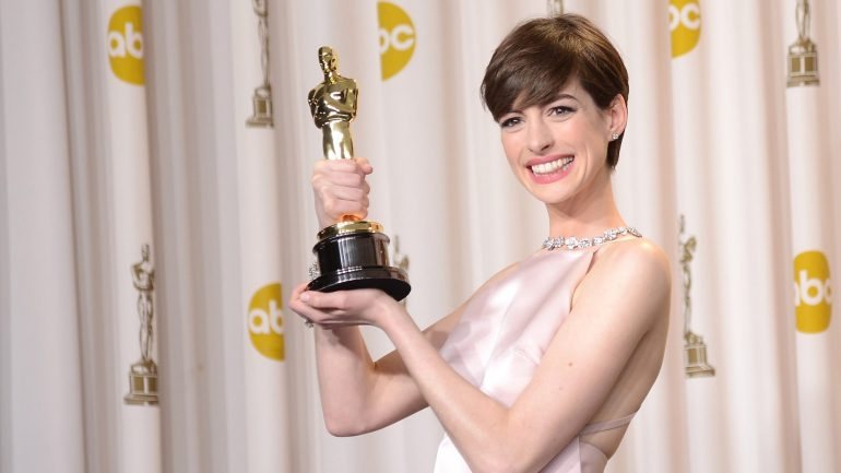 A atriz de 33 anos recebeu o Óscar de Melhor Atriz Secundária pela participação no filme &quot;Os Miseráveis&quot;.