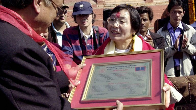Junko Tabei numa cerimónia de homenagem em Katmandu, 30 anos depois de ter escalado o Evereste