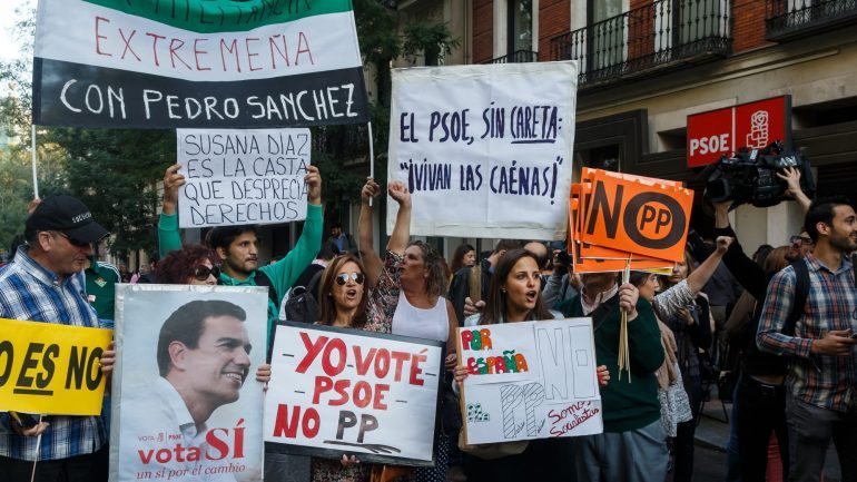 Vários militantes do PSOE estiveram em frente à sede do partido a manifestar-se contra a abstenção a Rajoy