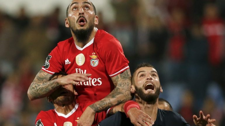Mitroglou (10') e Grimaldo (65') fizeram os golos do Benfica na noite chuvosa do Restelo