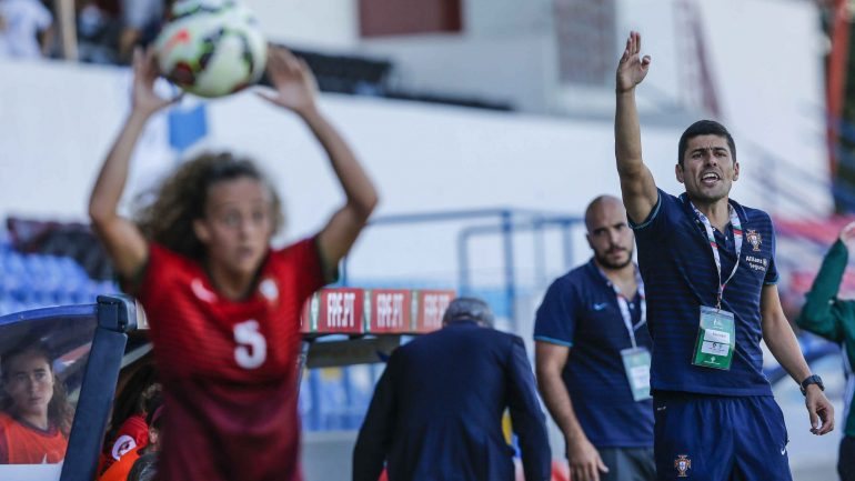 Portugal lança-se para a vitória, com as instruções do selecionador Francisco Neto