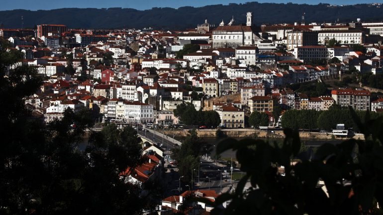 Prostituição, tráfico de droga e sem-abrigo na Baixa de Coimbra &quot;preocupam os comerciantes e prejudicam o seu negócio&quot;, disse o presidente da APBC