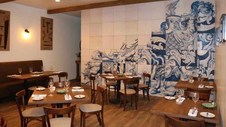 O restaurante fica numa zona da cidade conhecida como Little Portugal e não dispensa os elementos típicos como os azulejos ou as louças Vista Alegre e Bordallo Pinheiro.