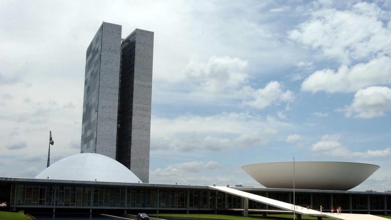 Diretor da polícia do Senado acusado de obstruir a Lava Jato posto em liberdade, no Brasil.