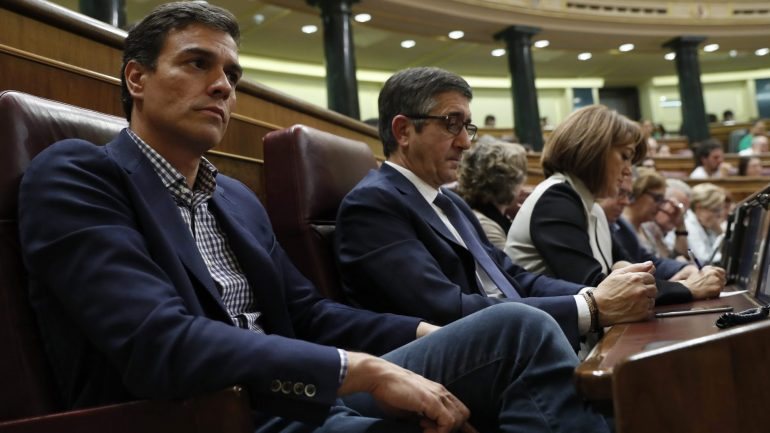 Ainda há uma vintena de deputados socialistas que ameaça votar &quot;não&quot; a Mariano Rajoy na segunda votação da investidura, este sábado