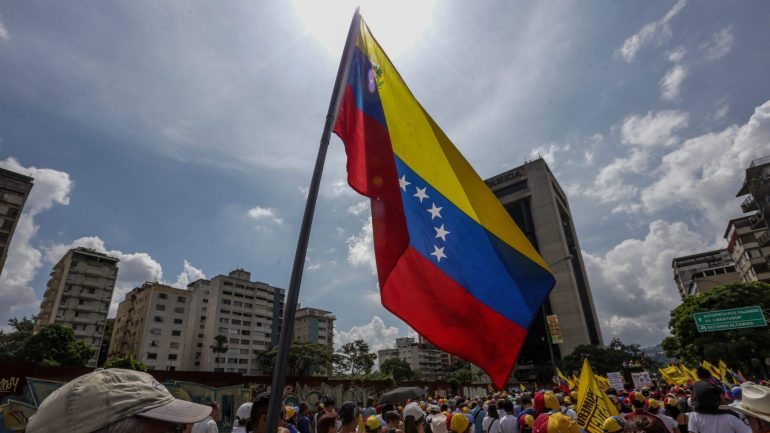 O vice-presidente do Partido Socialista Unido da Venezuela que o exército tomará o controlo das empresas que se juntarem à greve geral convocada para sexta-feira.