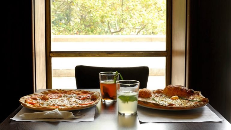 Na cafetaria do Cinema São Jorge servem-se pizzas de massa fina e estaladiça entre os 7 e os 9€. Cada uma tem o nome de um clássico do cinema italiano.