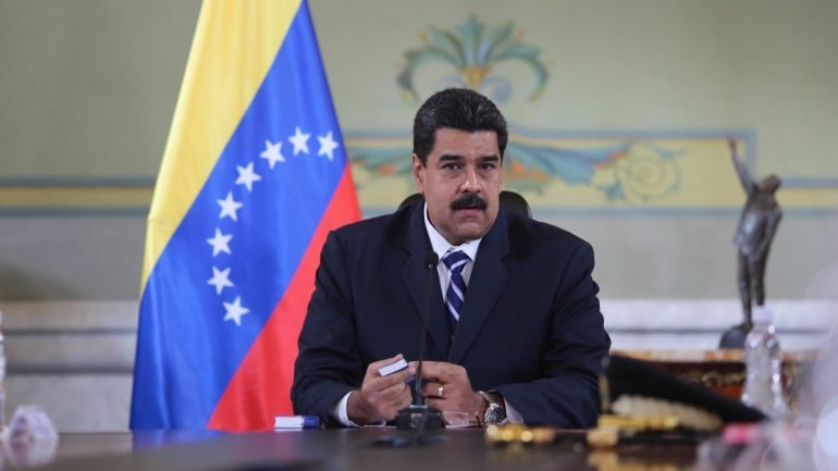 Nicolás Maduro anunciou ainda a retirada de circulação da nota de 100 bolívares como uma medida &quot;inevitável, necessária, radical&quot;