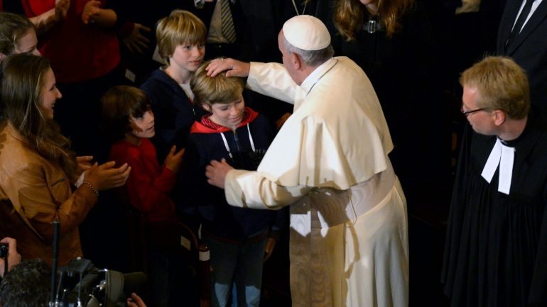 Francisco esteve, em 2015, de visita a uma igreja Luterana em Roma