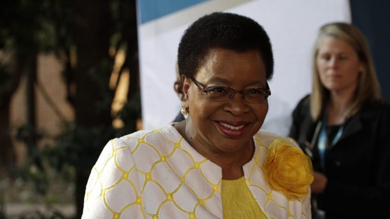 Graça Machel defende que é necessário colocar a ciência ao serviço do povo, em Moçambique.