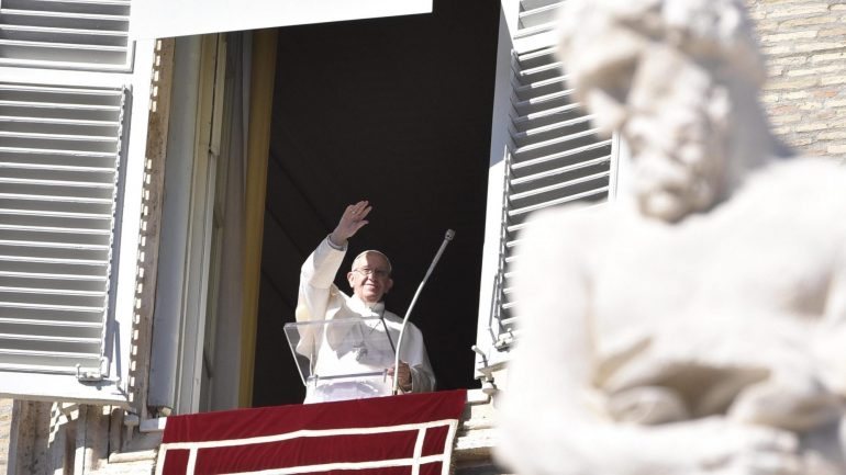 O papa Francisco rezou &quot;pelos feridos e pelas famílias que sofreram os maiores danos&quot; do sismo