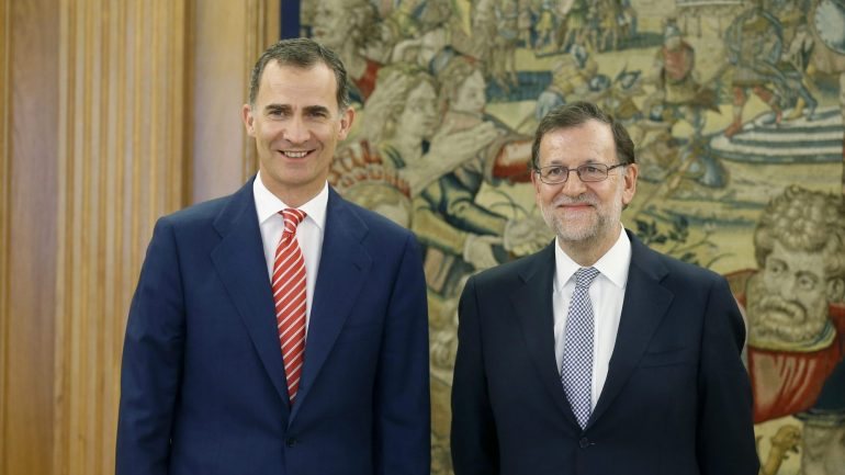 O rei Felipe VI ao lado do líder do PP, Mariano Rajoy esta segunda-feira no palácio da Zarzuela